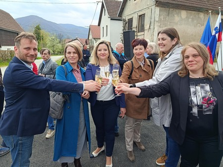 d9c41d33-01f7-483e-be7a-19a77f18328e